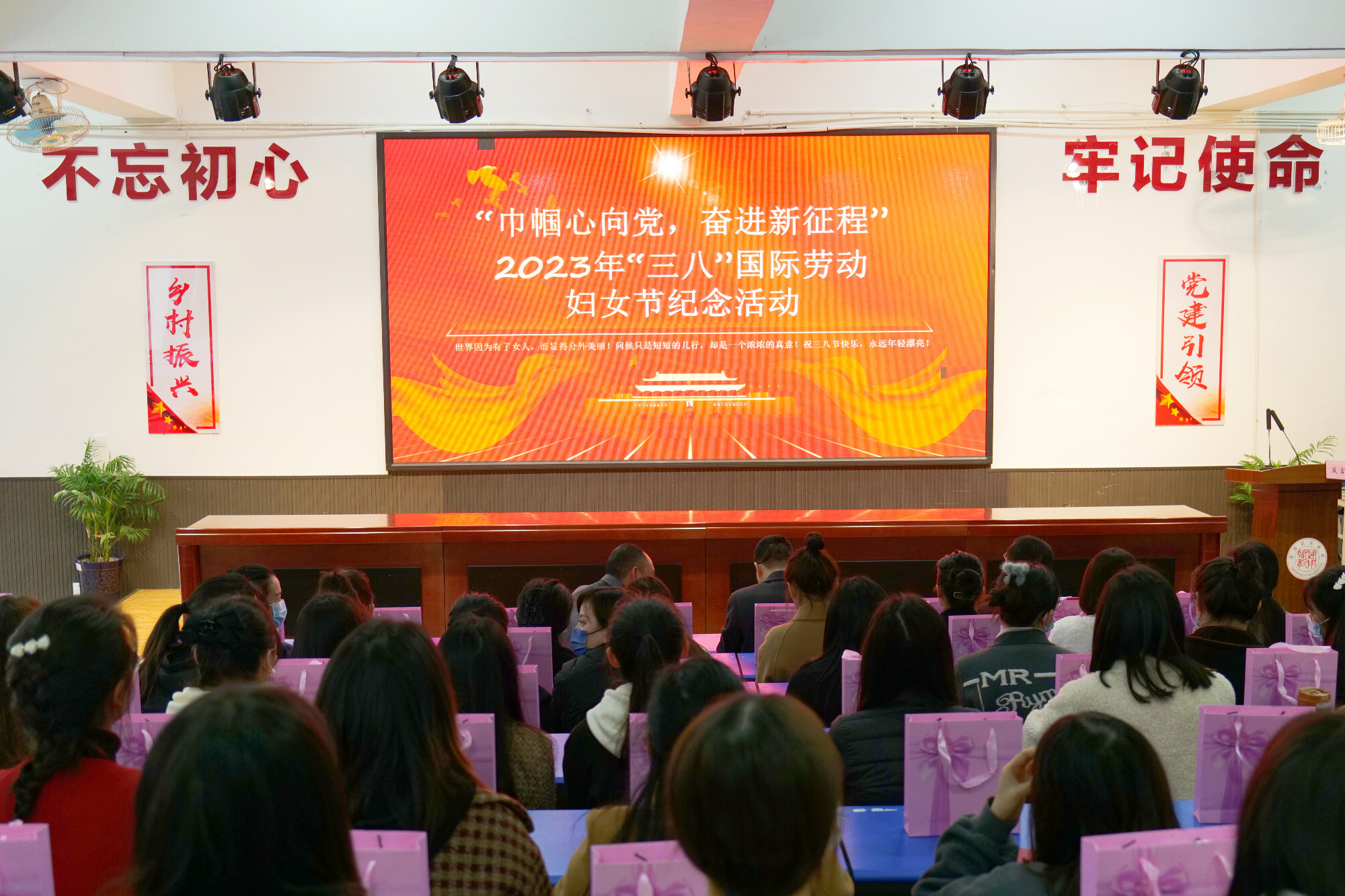 春风十里，最美如你丨致敬“通用”最美女教师！